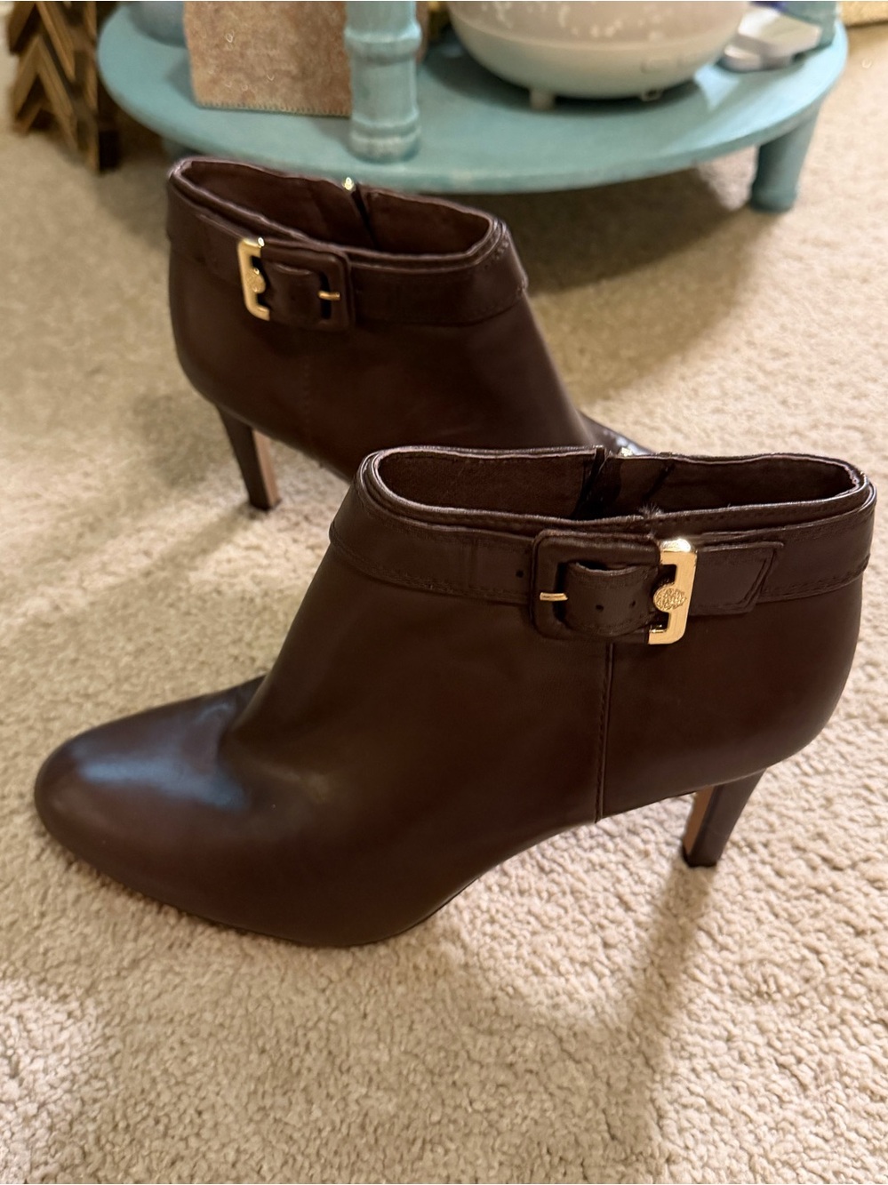 Vince Camuto Chrissa brown leather ankle booties gold hardware Size 8.5